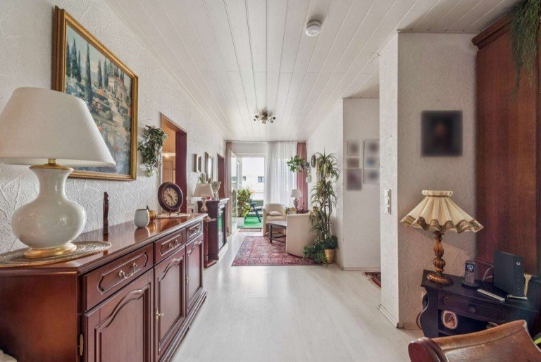 Flur M�hlacker Wohnung Gro�z�gige 3,5-Zimmer-Wohnung mit 2 Balkonen, Aufzug und Stellplatz